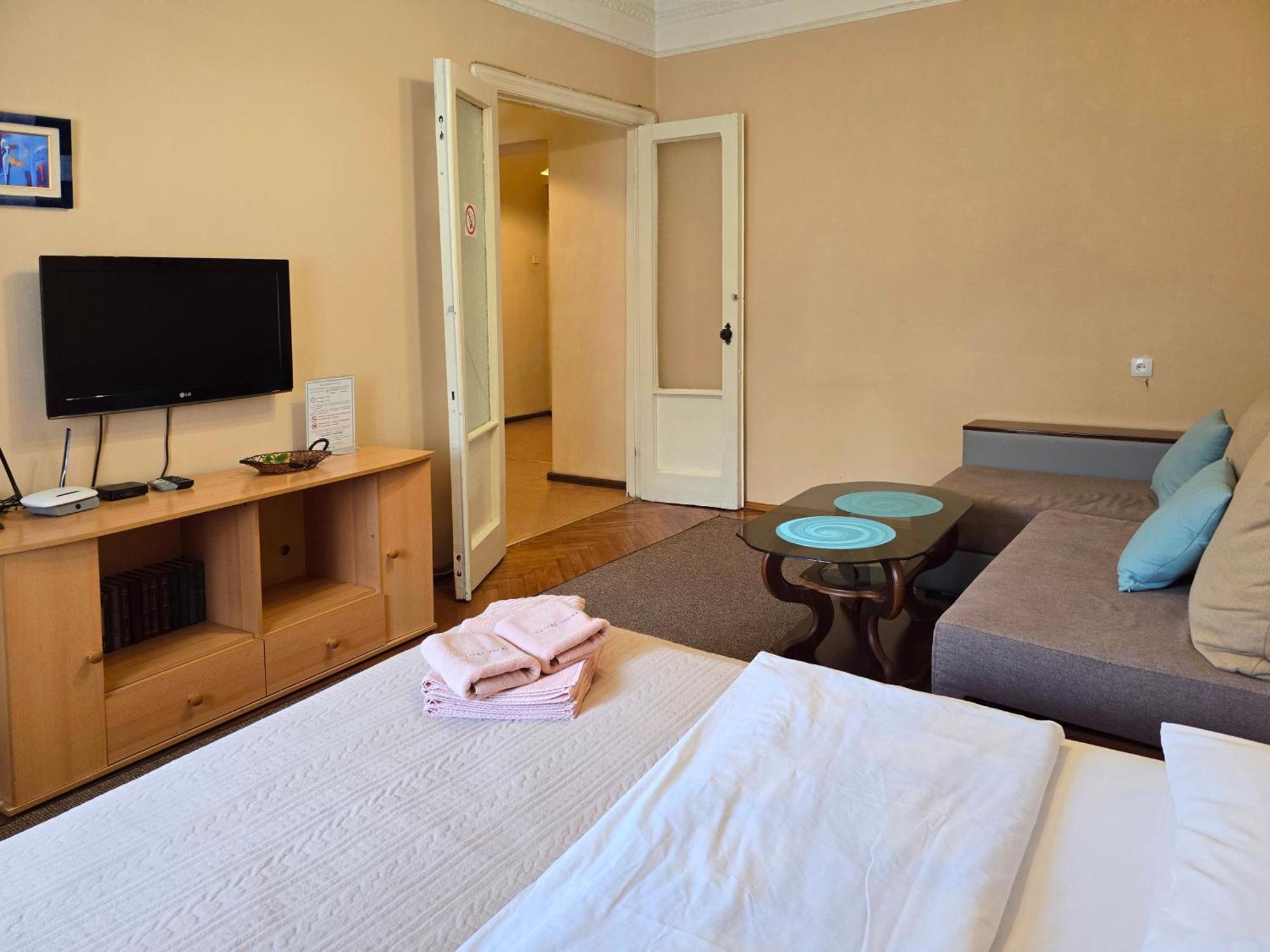Home Hotel Apartments On Lva Tolstogo Kiev Eksteriør billede